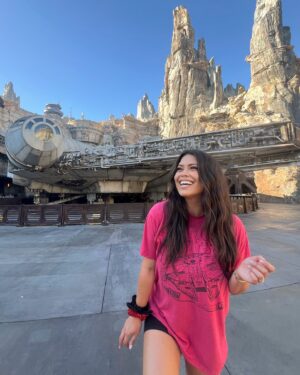 Alex Curry Instagram - ✨#Disneyland highlights ✨#StarWars 🙌🏽 my first turkey leg & being around so many smiling people 🤗 

#Disney #California #Adventure #happy