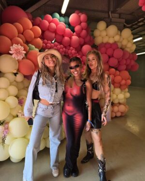 Alexandra Joner Instagram - Å dra på @findingsfestival med @eccentricpeople_ gjengen er verdens beste tradisjon. Så sykt glad og takknemlig for å være en del av denne gjengen ❤️