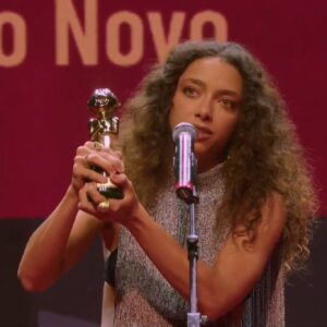 Alice Carvalho Instagram - dump de 24h de boa onda no rildy — com direito a quase derrubar @dirapaes de emoção num abraço ❤️

@academia_brasileira_de_cinema obrigada por conceder essas duas honrarias ao nosso CANGAÇO NOVO: “melhor série brasileira” e “melhor atriz” significa muito para nós, agora preparando a T2.

indicações como essa são símbolos importantes, belos, dão muita alegria a quem trabalhou duro, mesmo que sejam adornos não-fundamentais em uma caminhada. Laroyê!

obrigada mil grau @primevideobr, @o2filmes, @conde_mais @estarcomunicacao. tudo nosso!

styling: @jaiarafontes pra @burberry
beleza: @vdargains