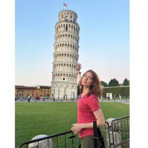 Alicia Witt Instagram - leaning tower hijinx 🫠

ruth even got in on the fun (see last frame)

#leaningtowerofpisa #pisa #aliciawitt #laurarabell #longlegs #