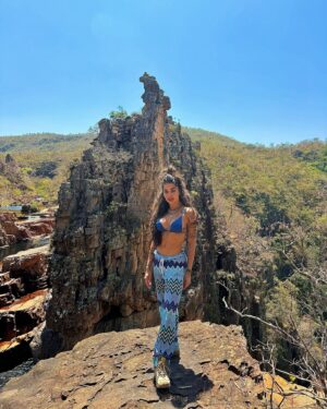 Aline Campos Instagram - Pensem numa pessoa feliz qnd ta no habitat natural dela?! 😅🩵🌳 Sou eu no mato e na cachu!!! E, principalmente, na CHAPADA DOS VEADEIROS 🦌🙏🏾🖤

Gratidão por mais um rolê incrível @guiajokaleal 👊🏾