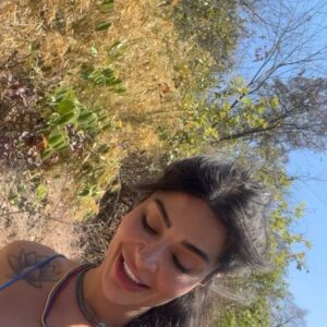 Aline Campos Instagram - Pensem numa pessoa feliz qnd ta no habitat natural dela?! 😅🩵🌳 Sou eu no mato e na cachu!!! E, principalmente, na CHAPADA DOS VEADEIROS 🦌🙏🏾🖤

Gratidão por mais um rolê incrível @guiajokaleal 👊🏾