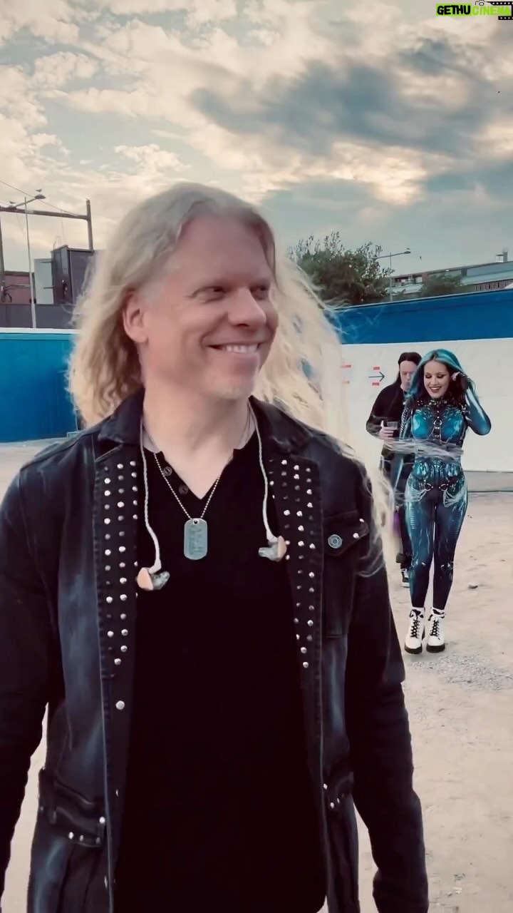 Alissa White-Gluz - 21.1K Likes - Happy birthday @jeffloomis1 ! I love you soooooo!!!!! 💛💙
Have some nice cahke and grěpes taday!