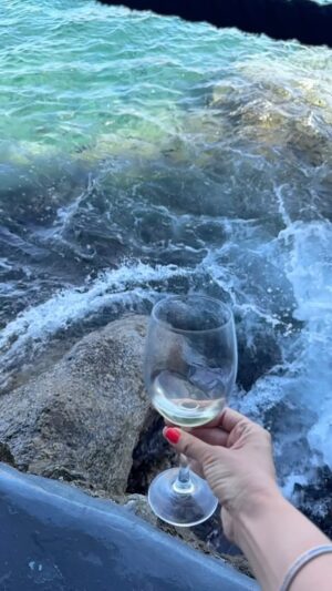 Alketa Vejsiu Instagram - @classexplore_ @spilia_restaurant_mykonos Fav Launch Place in the Island!

Wine in hand, toes in the sea—perfect blend of waves and bliss. 🌊🍷

-
Kembezbathur ne tavoline me kembet ne dallge ! #senses #poetry