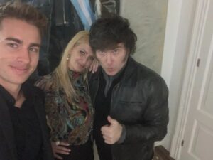 Amalia González Instagram - Noche de viernes en Olivos...cena familiar con mi hijo @totodialoy y mi novio @javiermilei (que linda te queda la campera de campaña, amor...🔥)

VIVA LA LIBERTAD CARAJO 😉