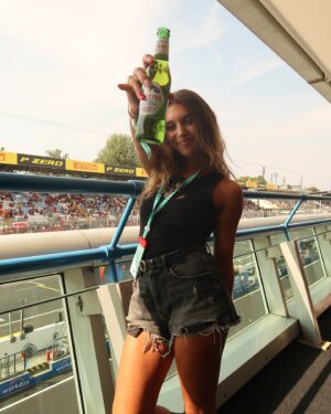 Amanda Campana Instagram - Cheers to the temple of speed 🏎️🏁

@peroninastroazzurro_it @scuderiaferrari #CèPiùGustoaEssereTifosi #ViviOgniMomento #SaluteTifosi
#invitedby
