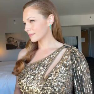 Amanda Righetti Instagram - What. A. Night. The REAGAN premier was magical! ✨ @reaganmovie Only in theaters August 30th. 

A huge shout out to the small village it took to make this look happen.

Makeup: @mollygreenwald 
Hair: @stuntzbeauty 
Styling: @itschristinaavila 
Gown: @fouychovcouture 
Bag: @tylerellisofficial 
Shoes: @jonak 
Emeralds: @veynou 
Diamonds: @shahlakarimi_jewelry 

#dreamcometrue