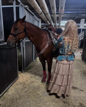 Amberley Snyder Instagram - ❣️ Just some BTS at BB4B!! ❣️

Love my crew!! (Missing aubs- she was behind the camera 📸)

#amberleysnyder #walkriderodeo #bb4b