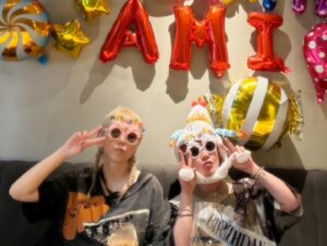 Ami Oonuki Instagram - 51キャラット💎✨の輝きを身に付けた亜美のお誕生日パーリーは、少数でやると聞いていたのにわたしの大好きな村のみんなもサプライズで大勢登場！しかもなんと由美ちゃんも居た〜🥰🥰 由美ちゃんとのツーショットを撮ってもらって気付いたんだけど…
アミ51カラット、ユミ49カラット…ふたり合わせて100カラット💯‼️
ヤバすぎぃ！！！こんなはしゃいでる100歳最高〜🥳🥳🥳
#puffy #puffyamiyumi #ふたり合わせて100歳  #まじオカルト〜🤪 #熟れたての果実のいいところ #一番美味しいよね #これからもずっとふたりで #ぶち上がっていこうなー #村のみんなもありがとう #ちぎれるほど楽しかった #チェキくれたみんなもありがと〜 #自分愛されてるって思えて #自己肯定感爆アゲ〜 #二代目PUFFY候補の女児たちもありがとう #村LOVE❤️