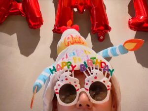 Ami Oonuki Instagram - 51キャラット💎✨の輝きを身に付けた亜美のお誕生日パーリーは、少数でやると聞いていたのにわたしの大好きな村のみんなもサプライズで大勢登場！しかもなんと由美ちゃんも居た〜🥰🥰 由美ちゃんとのツーショットを撮ってもらって気付いたんだけど…
アミ51カラット、ユミ49カラット…ふたり合わせて100カラット💯‼️
ヤバすぎぃ！！！こんなはしゃいでる100歳最高〜🥳🥳🥳
#puffy #puffyamiyumi #ふたり合わせて100歳  #まじオカルト〜🤪 #熟れたての果実のいいところ #一番美味しいよね #これからもずっとふたりで #ぶち上がっていこうなー #村のみんなもありがとう #ちぎれるほど楽しかった #チェキくれたみんなもありがと〜 #自分愛されてるって思えて #自己肯定感爆アゲ〜 #二代目PUFFY候補の女児たちもありがとう #村LOVE❤️