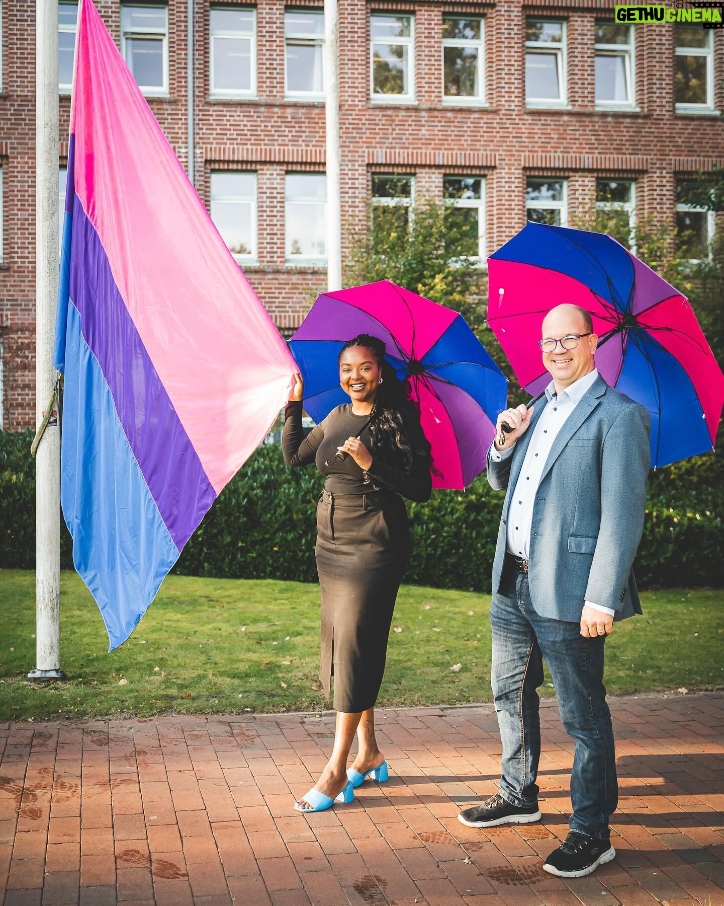 Aminata Touré - 4.4K Likes - Happy Bi Pride! Heute morgen habe ich zusammen mit Herrn Thies, dem Organisator der Bi Pride, die Flagge zum Tag der Bi*sexuellen Sichtbarkeit vor dem Sozialministerium gehisst.
Die jüngsten Angriffe auf die CSDs haben gezeigt: Wir müssen als Gesellschaft und Politik jeden Tag dafür einstehen, dass alle Menschen gleichberechtigt und vor allem sicher leben können. Wir dürfen nicht zulassen, dass Hass und Schrecken Liebe und Gleichberechtigung verdrängen.
Am nächsten Samstag, 28. September 2024, findet übrigens die Bi Pride in Hamburg statt.
Bi loud and proud!