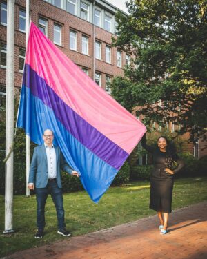 Aminata Touré Instagram - Happy Bi Pride! Heute morgen habe ich zusammen mit Herrn Thies, dem Organisator der Bi Pride, die Flagge zum Tag der Bi*sexuellen Sichtbarkeit vor dem Sozialministerium gehisst. 

Die jüngsten Angriffe auf die CSDs haben gezeigt: Wir müssen als Gesellschaft und Politik jeden Tag dafür einstehen, dass alle Menschen gleichberechtigt und vor allem sicher leben können. Wir dürfen nicht zulassen, dass Hass und Schrecken Liebe und Gleichberechtigung verdrängen. 

Am nächsten Samstag, 28. September 2024, findet übrigens die Bi Pride in Hamburg statt. 

Bi  loud and proud!