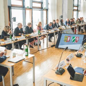 Aminata Touré Instagram - Impressionen der heutigen gemeinsamen Kabinettssitzung von Schleswig-Holstein und Nordrhein-Westfalen. 

Im Anschluss sind meine grüne Kollegin aus NRW @monaneubaur und ich nach Boostedt in unsere Erstaufnahmeeinrichtung für Geflüchtete gefahren und dort haben wir unser Pilotprojekt zur Arbeitsmarktvermittlung einmal gezeigt.