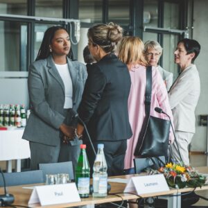 Aminata Touré Instagram - Impressionen der heutigen gemeinsamen Kabinettssitzung von Schleswig-Holstein und Nordrhein-Westfalen. 

Im Anschluss sind meine grüne Kollegin aus NRW @monaneubaur und ich nach Boostedt in unsere Erstaufnahmeeinrichtung für Geflüchtete gefahren und dort haben wir unser Pilotprojekt zur Arbeitsmarktvermittlung einmal gezeigt.