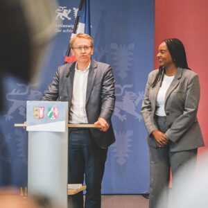 Aminata Touré Instagram - Impressionen der heutigen gemeinsamen Kabinettssitzung von Schleswig-Holstein und Nordrhein-Westfalen. 

Im Anschluss sind meine grüne Kollegin aus NRW @monaneubaur und ich nach Boostedt in unsere Erstaufnahmeeinrichtung für Geflüchtete gefahren und dort haben wir unser Pilotprojekt zur Arbeitsmarktvermittlung einmal gezeigt.