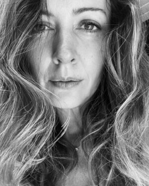 Amy Acker Instagram - Playing ball with the dogs in black and white #doodles #muppets