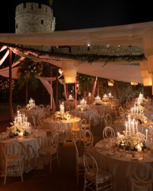 Amy Jackson Instagram - After the ceremony we swayed our way to our candlight dinner for speeches from
loved ones whilst serenaded by violins. A magician wondered the crowd whilst we all chatted and feasted! After that we made our way passed a dessert table named after our beloved Carole and Peter to cut our cake designed by the incredible @chefdamianocarrara

📸 @corbingurkin