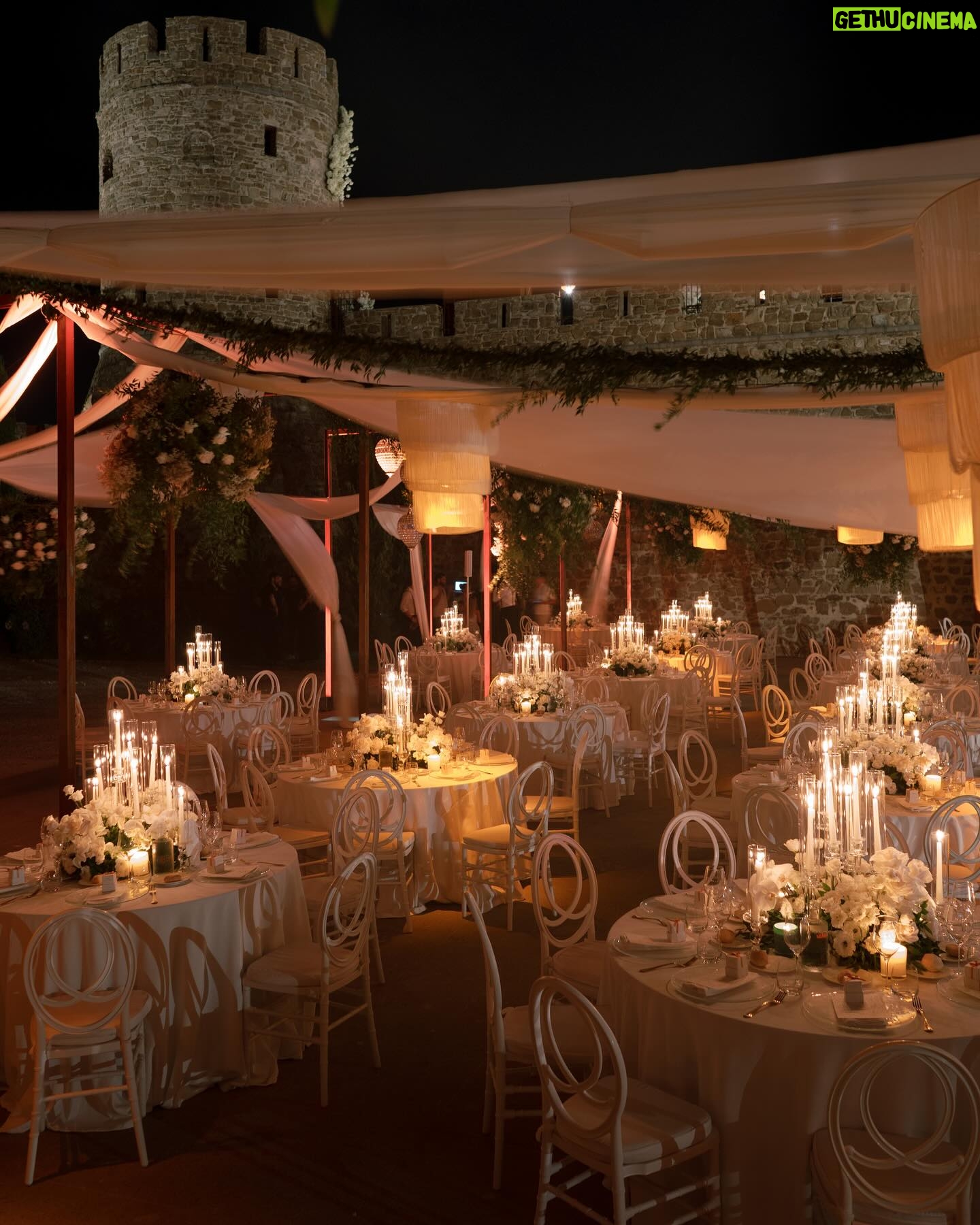 Amy Jackson - 1 Million Likes - After the ceremony we swayed our way to our candlight dinner for speeches from
loved ones whilst serenaded by violins. A magician wondered the crowd whilst we all chatted and feasted! After that we made our way passed a dessert table named after our beloved Carole and Peter to cut our cake designed by the incredible @chefdamianocarrara
📸 @corbingurkin