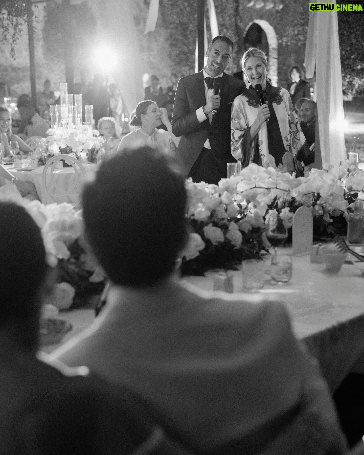Amy Jackson - 1 Million Likes - After the ceremony we swayed our way to our candlight dinner for speeches from
loved ones whilst serenaded by violins. A magician wondered the crowd whilst we all chatted and feasted! After that we made our way passed a dessert table named after our beloved Carole and Peter to cut our cake designed by the incredible @chefdamianocarrara
📸 @corbingurkin