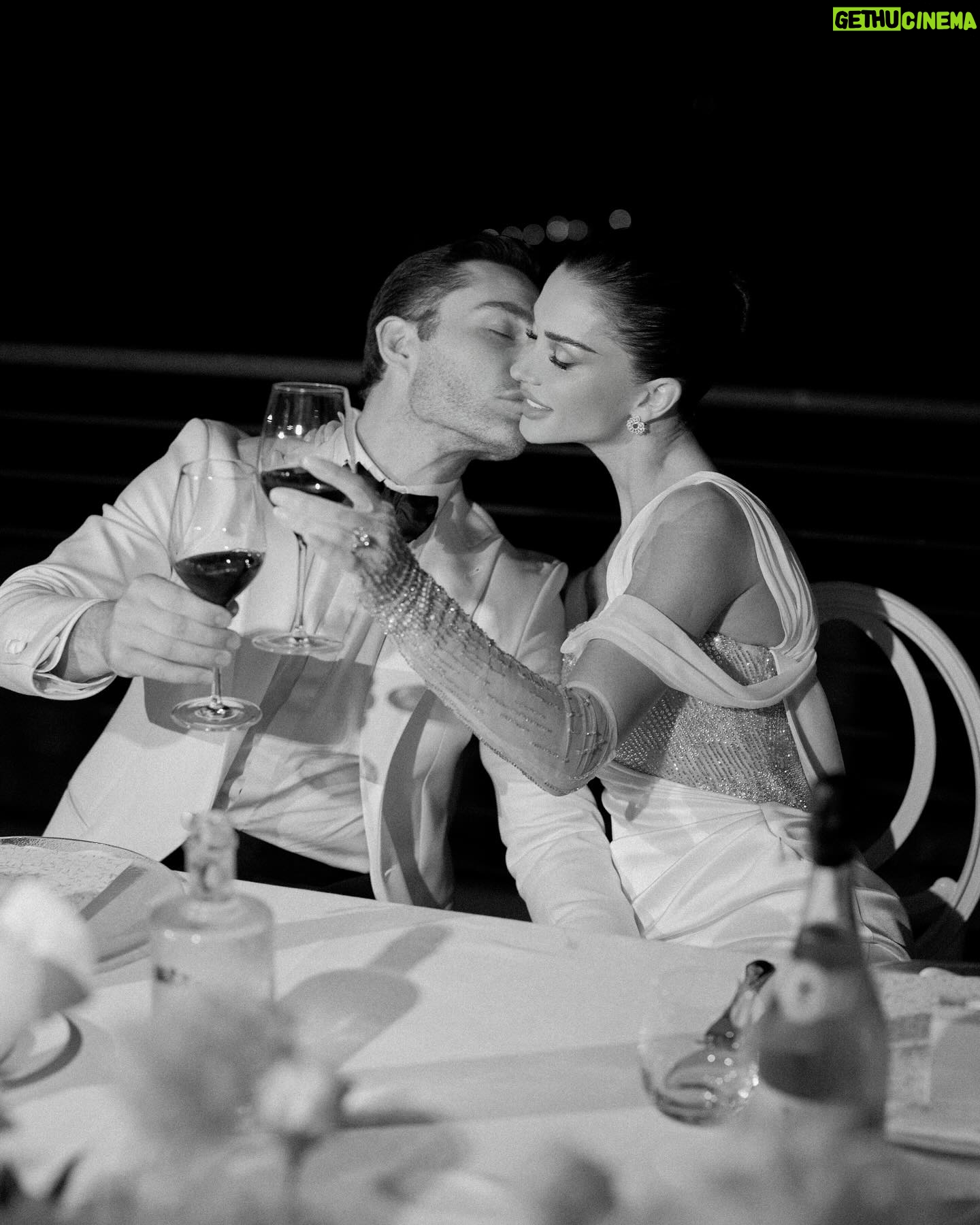 Amy Jackson - 1 Million Likes - After the ceremony we swayed our way to our candlight dinner for speeches from
loved ones whilst serenaded by violins. A magician wondered the crowd whilst we all chatted and feasted! After that we made our way passed a dessert table named after our beloved Carole and Peter to cut our cake designed by the incredible @chefdamianocarrara
📸 @corbingurkin