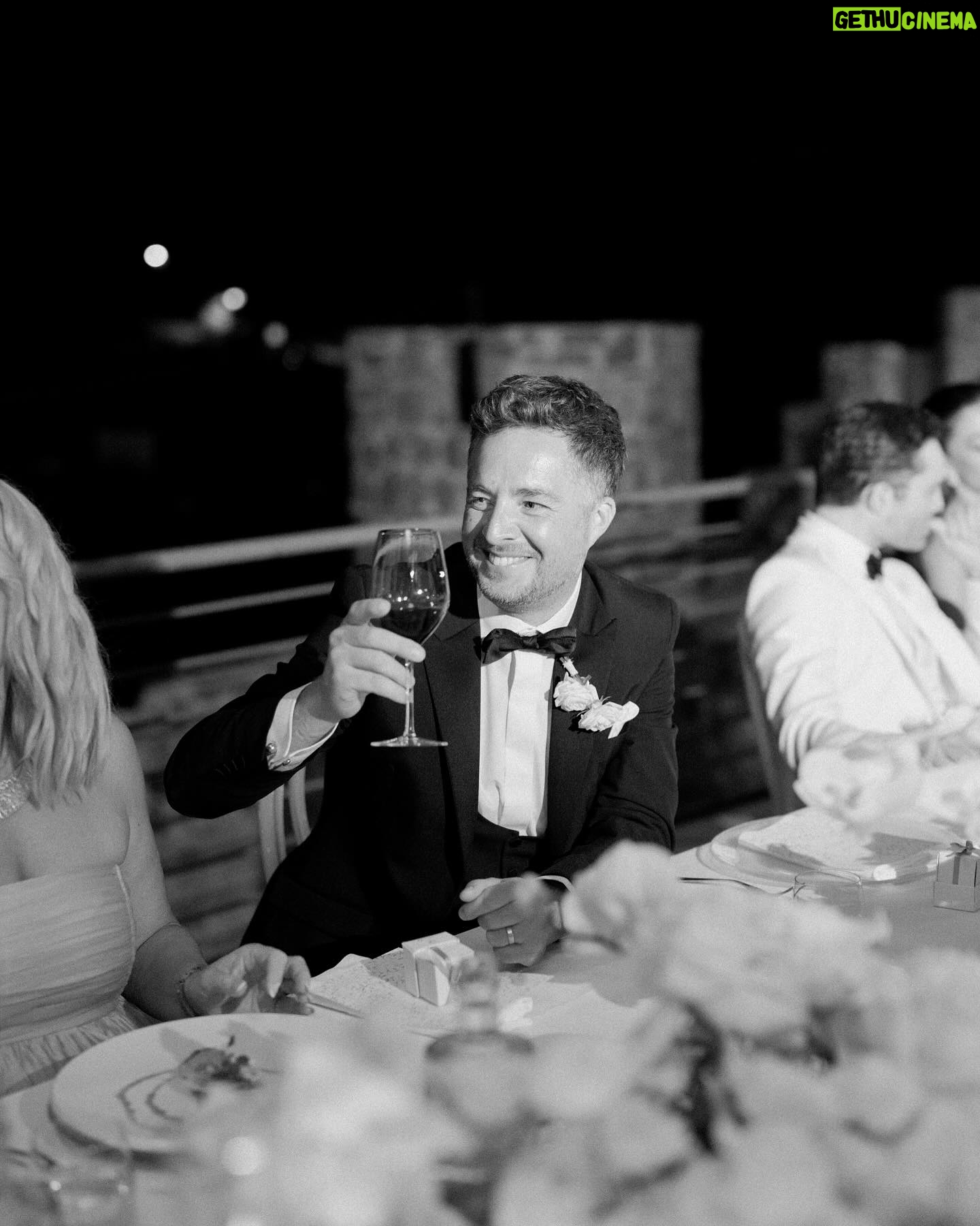 Amy Jackson - 1 Million Likes - After the ceremony we swayed our way to our candlight dinner for speeches from
loved ones whilst serenaded by violins. A magician wondered the crowd whilst we all chatted and feasted! After that we made our way passed a dessert table named after our beloved Carole and Peter to cut our cake designed by the incredible @chefdamianocarrara
📸 @corbingurkin