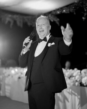 Amy Jackson Instagram - After the ceremony we swayed our way to our candlight dinner for speeches from
loved ones whilst serenaded by violins. A magician wondered the crowd whilst we all chatted and feasted! After that we made our way passed a dessert table named after our beloved Carole and Peter to cut our cake designed by the incredible @chefdamianocarrara

📸 @corbingurkin