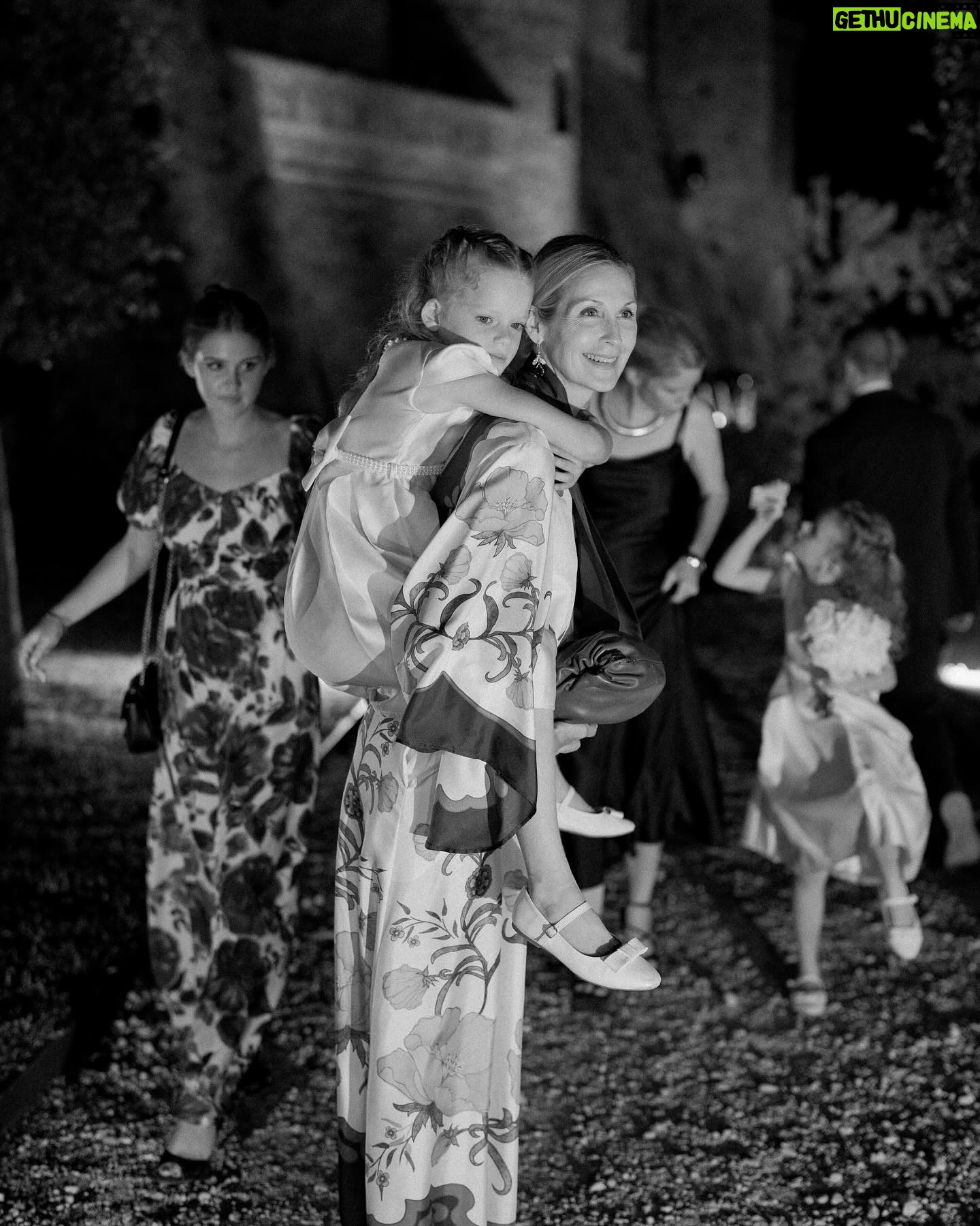 Amy Jackson - 1 Million Likes - After the ceremony we swayed our way to our candlight dinner for speeches from
loved ones whilst serenaded by violins. A magician wondered the crowd whilst we all chatted and feasted! After that we made our way passed a dessert table named after our beloved Carole and Peter to cut our cake designed by the incredible @chefdamianocarrara
📸 @corbingurkin