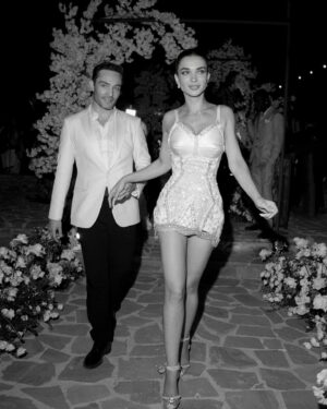 Amy Jackson Instagram - After the ceremony we swayed our way to our candlight dinner for speeches from
loved ones whilst serenaded by violins. A magician wondered the crowd whilst we all chatted and feasted! After that we made our way passed a dessert table named after our beloved Carole and Peter to cut our cake designed by the incredible @chefdamianocarrara

📸 @corbingurkin