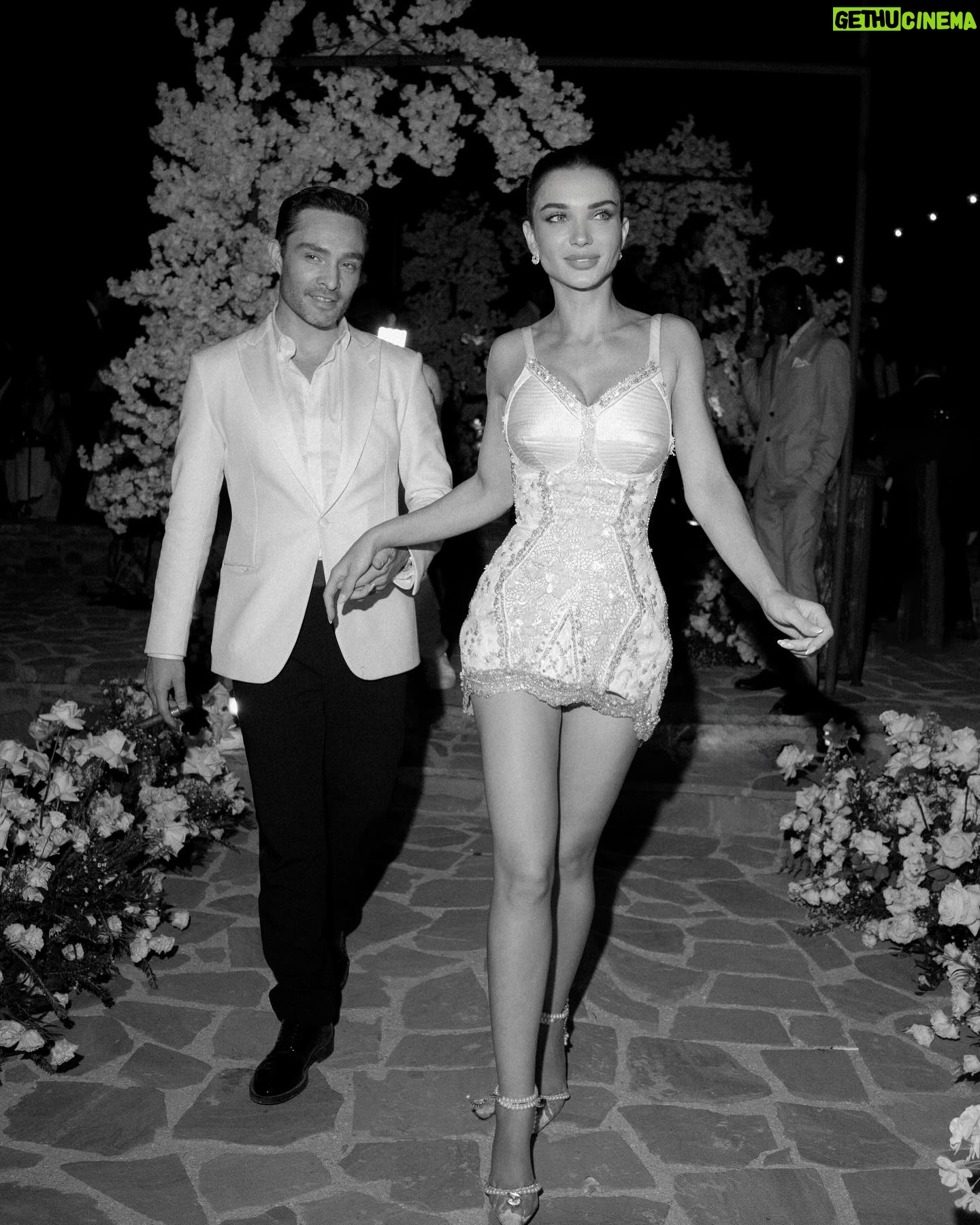 Amy Jackson - 1 Million Likes - After the ceremony we swayed our way to our candlight dinner for speeches from
loved ones whilst serenaded by violins. A magician wondered the crowd whilst we all chatted and feasted! After that we made our way passed a dessert table named after our beloved Carole and Peter to cut our cake designed by the incredible @chefdamianocarrara
📸 @corbingurkin