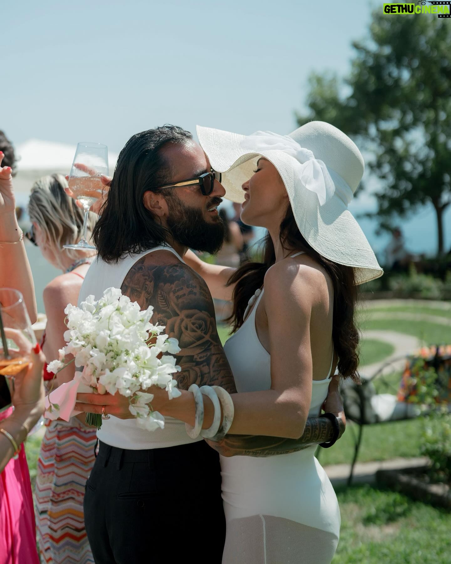 Amy Jackson - 668.7K Likes - What an unforgettable weekend 🥹
Our Farewell Brunch with friends and family was everything we could have hoped for.
@theblondeflower_ … who knew a bread-themed tablescape would be exactly what we needed for our revival and survival! 🥖🥨🥐