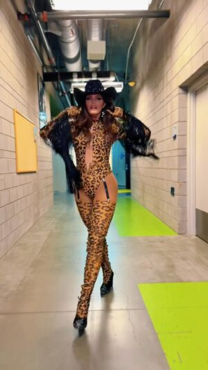 Ana Bárbara Instagram - Ahí voy por ti Phoenix 😘🤠 #ReinaGruperaTour