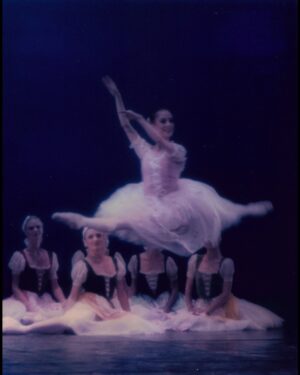 Ana Botafogo Instagram - 🌟Começando a semana com algumas recordações do fundo do baú! 🌟. Foto 1 - Coppelia com Graham Bart  Fotos 2,3,4,5,6,7,8 e 10 - La Fille Mal Gardée com Graham Bart  Foto 9 - “La Fille“ com Paulo Rodrigues. @paulorodrigues8542
