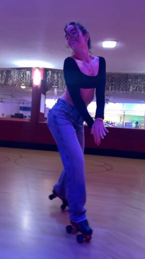 Ana Coto Instagram - Very happy return home after three months of not skating post NDE 😅 #rollerskating #patinaje