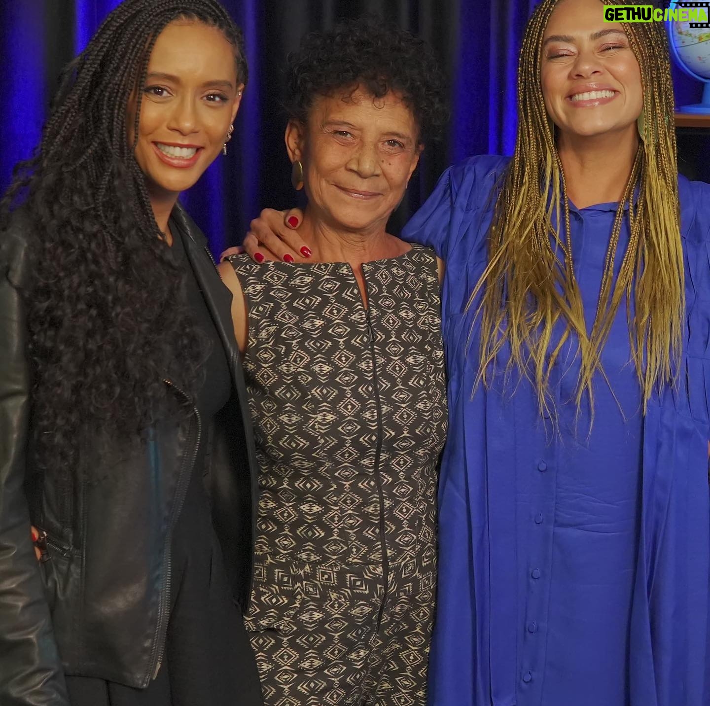 Ana Flavia Cavalcanti - 2.6K Likes - Agosto é demais pra mim! D
Comecei a vida num primeiro de agosto!
01/08 é meu dia e esse ano ele foi cremoso mergulhando num mar que eu tanto amo.
Teve tanto. Acaba o Twitter e não acaba agosto, mas agora acabou e tô pronta pra esse mês gostoso até no nome: setembro sua delícia, pode entrar, vem de brisa leve.
“Vamos jantar’, ele disse. ‘Estou com fome. Conheço alguns restaurantes abertos perto do cais. Pode ser que sopre uma brisa do rio da Prata. Sonho com um vento suave e refrescante. O invólucro humano é tão pesado…Adoraria ser ar; ser, para sempre, um vento leve e agradável. Pairando com graça por cima das coisas e dos seres.’”
(A mais recôndita memória dos homens, @mbougarsarr 💐)