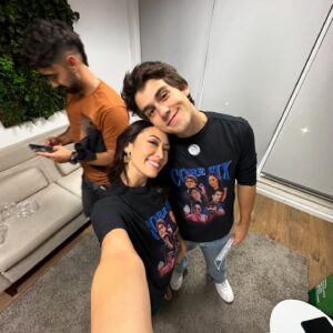 Ana Hikari Instagram - É AMANHÃ!!! Vocês fizeram isso acontecer!!! Amanhã vencemos vai ter beijo GUMILA 🥹🥹🥹🥹🥹 quem vai assistir o capítulo de amanhã com a gente? Essa sequência de posts aqui é em homenagem a cada um de vocês que criaram essa fanfic e convenceram nosso @danielortizautor a transformar ela em realidade! Hahaha

última semana de gravação por aqui é só tenho a agradecer por ter ganhado esse parceirinho de cena maravilhoso, talentoso, dedicado que é @danielrangel ❤️ amigón, amo muito tá em cena contigo! Criamos isso juntos! Obrigada por tudoooo!

#FamiliaÉTudo #Gumila