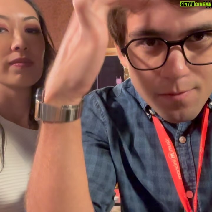 Ana Hikari - 37.9K Likes - É AMANHÃ!!! Vocês fizeram isso acontecer!!! Amanhã vencemos vai ter beijo GUMILA 🥹🥹🥹🥹🥹 quem vai assistir o capítulo de amanhã com a gente? Essa sequência de posts aqui é em homenagem a cada um de vocês que criaram essa fanfic e convenceram nosso @danielortizautor a transformar ela em realidade! Hahaha
última semana de gravação por aqui é só tenho a agradecer por ter ganhado esse parceirinho de cena maravilhoso, talentoso, dedicado que é @danielrangel ❤️ amigón, amo muito tá em cena contigo! Criamos isso juntos! Obrigada por tudoooo!
#FamiliaÉTudo #Gumila