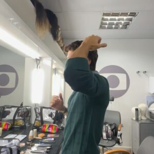 Ana Hikari Instagram - É AMANHÃ!!! Vocês fizeram isso acontecer!!! Amanhã vencemos vai ter beijo GUMILA 🥹🥹🥹🥹🥹 quem vai assistir o capítulo de amanhã com a gente? Essa sequência de posts aqui é em homenagem a cada um de vocês que criaram essa fanfic e convenceram nosso @danielortizautor a transformar ela em realidade! Hahaha

última semana de gravação por aqui é só tenho a agradecer por ter ganhado esse parceirinho de cena maravilhoso, talentoso, dedicado que é @danielrangel ❤️ amigón, amo muito tá em cena contigo! Criamos isso juntos! Obrigada por tudoooo!

#FamiliaÉTudo #Gumila