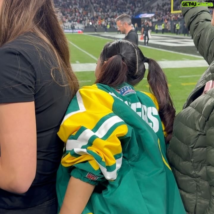 Ana Hikari - 45.8K Likes - Eu vivi um sonho ontem! Quando comecei a assistir os jogos, nunca pensei que pudesse ver um aqui no meu país. É felicidade que não cabe em mim!!! Ainda sem palavras pra descrever tudo!!! É NFL!! É CADA VEZ MAIS NOSSO !!! Obrigada @nfl e @nflbrasil por esse momento! Obrigada meu time do coração @packers ❤️🏈🫶🇧🇷
_____________
I lived a dream yesterday! When I started watching the games, I never thought I could see one here in my country. It’s happiness that doesn’t fit in me!!! Still no words to describe everything!!! It’s NFL!! IT IS MORE AND MORE OURS!!! Thank you my favorite team of all times @packers ❤️🏈 🇧🇷 @packers.br NFLThreads
thank you so much @nfl @packers @packers.br @marriottbonvoy @courtyardhotels for the whole amazing experience!
ad