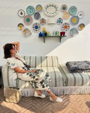 Ana Marques Instagram - Uma última sombra de sol de verão, num cenário cheio de peças lindas… 

#am #portuguesecinquentona #estetica #deco #decoracao #moda #estilo #casa #terraco #ceramica #decor