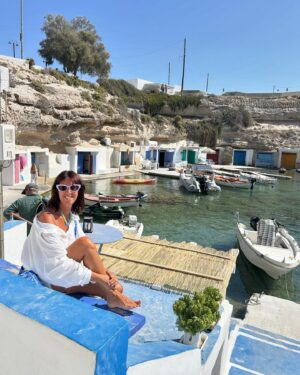 Ana Marques Instagram - Da ilha de Milos, fica a sensação de que há ainda autenticidade. 
Provavelmente por pouco tempo 🧿🔵🇬🇷
Porque na realidade “o turismo estraga o turismo” 😞

#grecia
#ferias
#ciclades 
#maregeu
#AMemviagem
#AM
#portuguesecinquentona