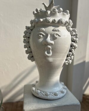 Ana Marques Instagram - Uma última sombra de sol de verão, num cenário cheio de peças lindas… 

#am #portuguesecinquentona #estetica #deco #decoracao #moda #estilo #casa #terraco #ceramica #decor