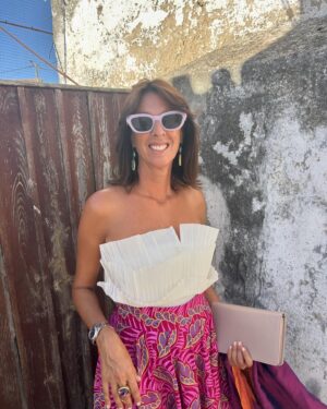 Ana Marques Instagram - … e vai mais um casório. 
À beira rio. Que bela tarde e noite de setembro! 

Obrigada @roselyn_silva 
Mais uma saia linda… a ajudar à festa

#AM
#casamento 
#campo
#ribatejo 
#portuguesecinquentona 
#looks