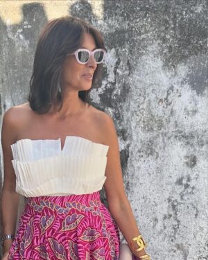 Ana Marques Instagram - … e vai mais um casório. 
À beira rio. Que bela tarde e noite de setembro! 

Obrigada @roselyn_silva 
Mais uma saia linda… a ajudar à festa

#AM
#casamento 
#campo
#ribatejo 
#portuguesecinquentona 
#looks