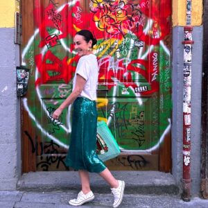 Ana Milán Instagram - Me gusta la gente que tiene ganas de verte, de compartir, de escucharte y contar. La gente que sabe cómo tomas el café y te lo pide sin mirarte. La gente que te invita a bailar aunque no haya música.

👗 @ritamilleratelier 
👚 @victoriarockera