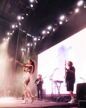 Ana Moura Instagram - Aqueles dias em que só me apetece chorar por ser tudo tão exigente e bonito. Obrigada a toda as pessoas que fazem parte deste sonho 🥹💙🩵
Obrigada @meokalorama 💕