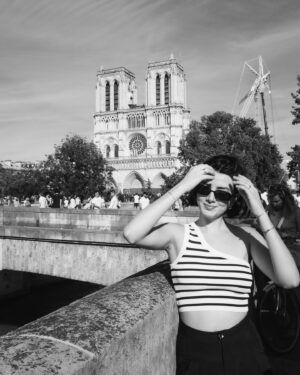 Ana Pau Castell Instagram - Yo también quería poner mi post con numeritos de este viaje…ahí les va 🇫🇷

1. una selfie después de comer muchos escargot
2.  los techos de Versalles 
3. foto borrosa en la torre 
4. mi actividad favorita después de dormir 
5. el museo sin gente <3 
6. viendo a mi México ganarse el bronce en los clavados 
7. unos mosaicos muy aesthetikkkkk 
8. disneyland Paris 
9. yo y la escultura posando 
10. un paisaje muy lindo 
11. la playita de Antibes 
12. en frente de Notre Dame 

y así se nos acabó…🌏✈️