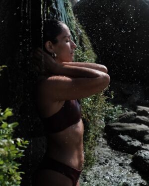 Ana Varela Instagram - A vida às vezes acontece num turbilhão 🌪️ Um turbilhão de emoções; de metas, objectivos e projectos; rotinas e compromissos; exigências e expectativas. E muitas vezes, no meio desse turbilhão, perdemo-nos: já não sabemos bem quem somos; qual o caminho; porque estamos onde estamos; a fazer o que fazemos. 

👉🏻 Também vos acontece? Ou sou só eu???

Tirei Agosto para parar ✋🏻, respirar 🧘🏻‍♀️ e sentir 🤍. Para estar presente no PRESENTE - e que maravilhoso presente foi! Muitas foram as manhãs lentas, os passeios, os mergulhos, os programas com as miúdas, os dias com a família e entre amigos. Tudo OFFLINE mas muito VIDA!! 

Volto renovada, serena, com os pés na terra e o coração no sítio. Agosto foste tão bommm para mim. 🙏🏻🤍✨

#summer #summerdays #august #digitaldetox #offline #life