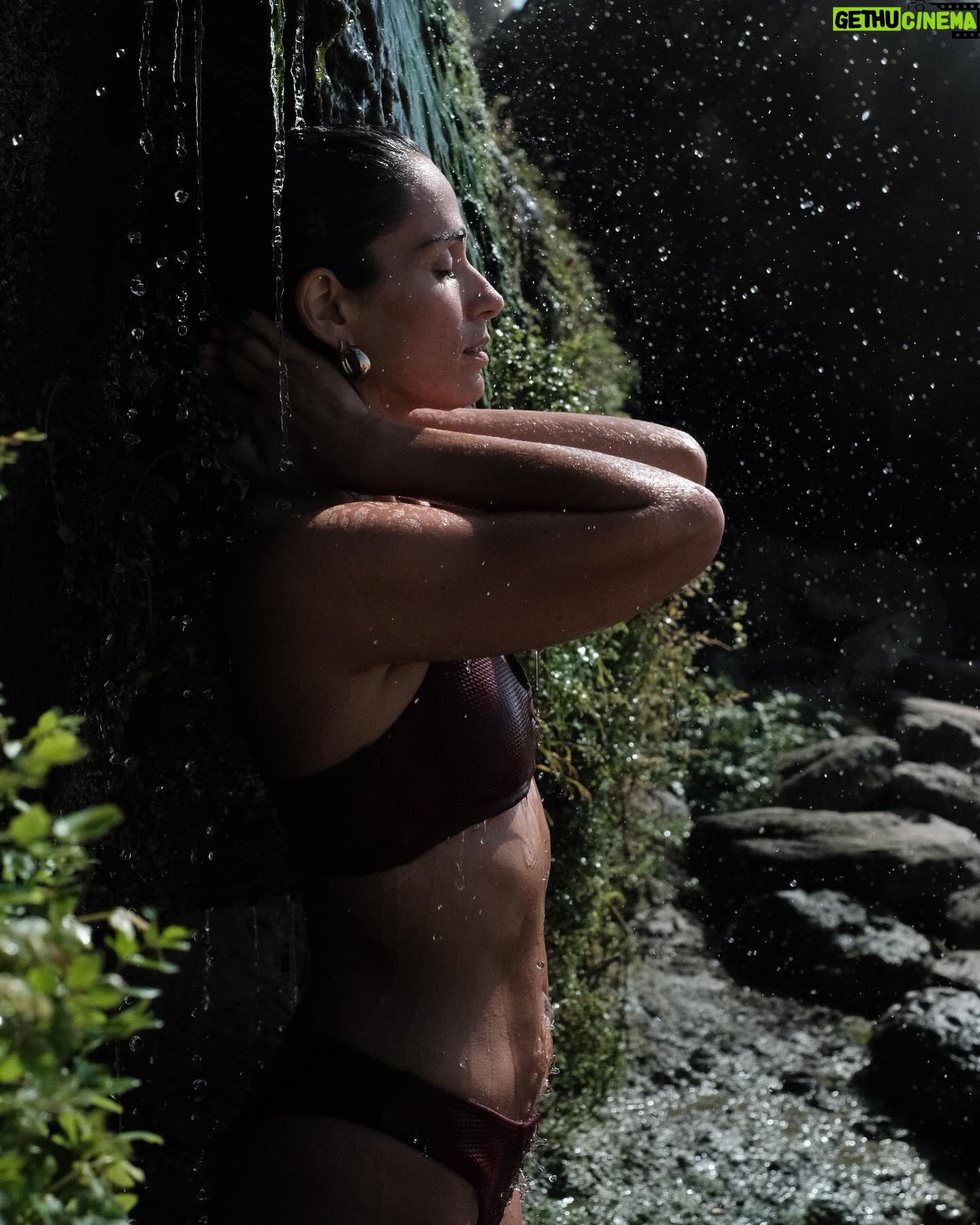 Ana Varela - 2.8K Likes - A vida às vezes acontece num turbilhão 🌪️ Um turbilhão de emoções; de metas, objectivos e projectos; rotinas e compromissos; exigências e expectativas. E muitas vezes, no meio desse turbilhão, perdemo-nos: já não sabemos bem quem somos; qual o caminho; porque estamos onde estamos; a fazer o que fazemos.
👉🏻 Também vos acontece? Ou sou só eu???
Tirei Agosto para parar ✋🏻, respirar 🧘🏻♀️ e sentir 🤍. Para estar presente no PRESENTE - e que maravilhoso presente foi! Muitas foram as manhãs lentas, os passeios, os mergulhos, os programas com as miúdas, os dias com a família e entre amigos. Tudo OFFLINE mas muito VIDA!!
Volto renovada, serena, com os pés na terra e o coração no sítio. Agosto foste tão bommm para mim. 🙏🏻🤍✨
#summer #summerdays #august #digitaldetox #offline #life