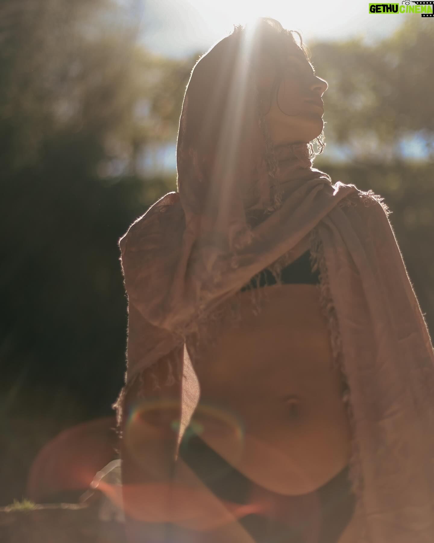 Ana Varela - 2.8K Likes - A vida às vezes acontece num turbilhão 🌪️ Um turbilhão de emoções; de metas, objectivos e projectos; rotinas e compromissos; exigências e expectativas. E muitas vezes, no meio desse turbilhão, perdemo-nos: já não sabemos bem quem somos; qual o caminho; porque estamos onde estamos; a fazer o que fazemos.
👉🏻 Também vos acontece? Ou sou só eu???
Tirei Agosto para parar ✋🏻, respirar 🧘🏻♀️ e sentir 🤍. Para estar presente no PRESENTE - e que maravilhoso presente foi! Muitas foram as manhãs lentas, os passeios, os mergulhos, os programas com as miúdas, os dias com a família e entre amigos. Tudo OFFLINE mas muito VIDA!!
Volto renovada, serena, com os pés na terra e o coração no sítio. Agosto foste tão bommm para mim. 🙏🏻🤍✨
#summer #summerdays #august #digitaldetox #offline #life