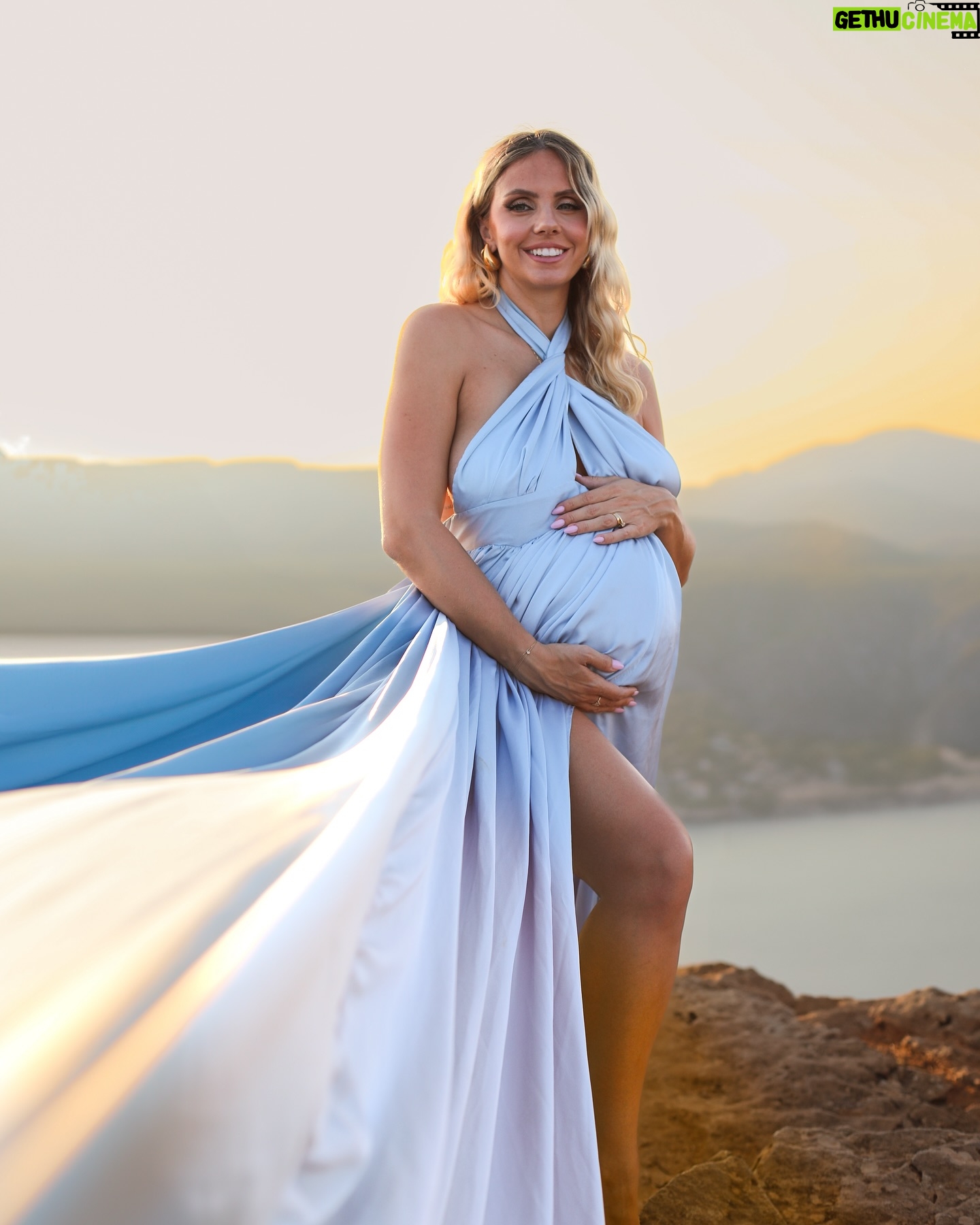 Anaïs Quadratus - 34K Likes - Je vous spam encore un peu avec les photos de grossesse, mais elles sont 🥹
Des souvenirs à garder pour toujours ❤️
Quelle est ta photo préférée ? 🎞️
@flyingdressfrance 📸🤍
#pregnant #pregnantbelly #flyingdress #shootinggrossesse